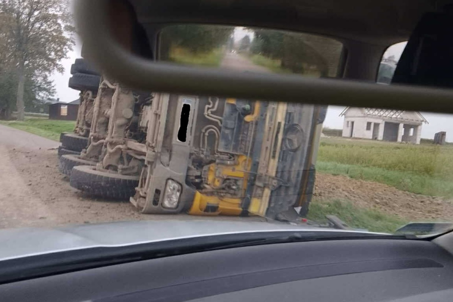 Ciężarówka przewróciła się w Załużu. Trwają poszukiwania kierowcy auta [AKTUALIZACJA]