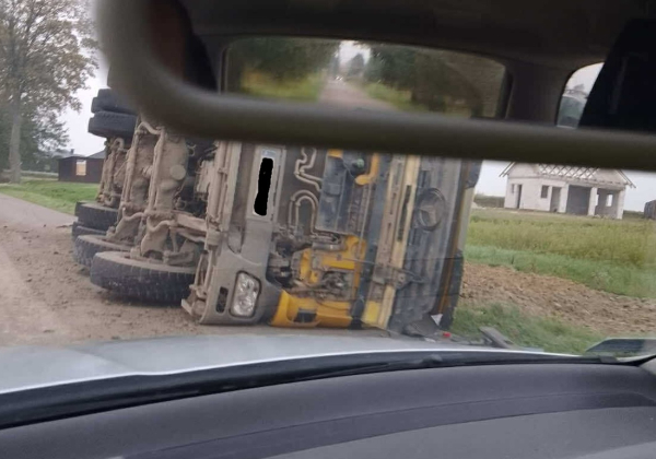 Ciężarówka przewróciła się w Załużu. Trwają poszukiwania kierowcy auta [AKTUALIZACJA]