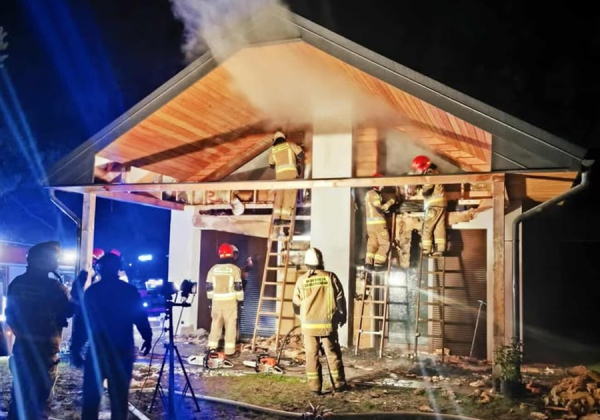 Pożar drewnianego domu w Podemszczyźnie. W akcji sześć zastępów straży pożarnej