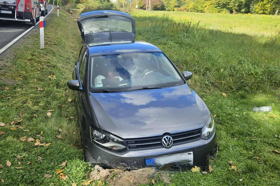 Wypadek w Horyńcu-Zdroju. Volkswagen wjechał do rowu