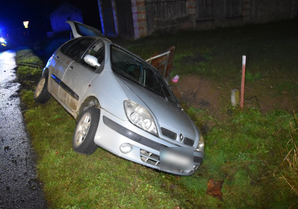 Troje pijanych w rozbitym Renault. Za kierownicą 28-latek z gminy Oleszyce [ZDJĘCIA]