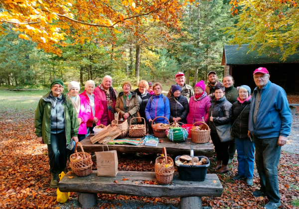 Seniorzy z Lubaczowa na „Bezpiecznym grzybobraniu” w Załużu