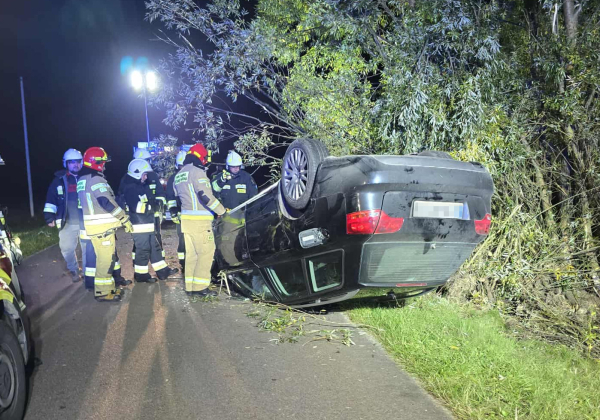 Wypadek na trasie Stary Dzików - Koziejówka. Samochód uderzył w drzewo i dachował