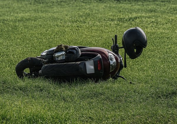 Rozbił się na skuterze, odnaleziono go w polu. Cudem uniknął śmierci