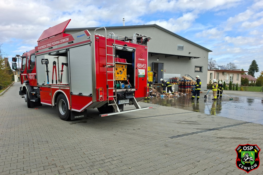 Pożar makulatury przy sklepie w Starym Dzikowie. Na miejsce wysłano trzy zastępy straży