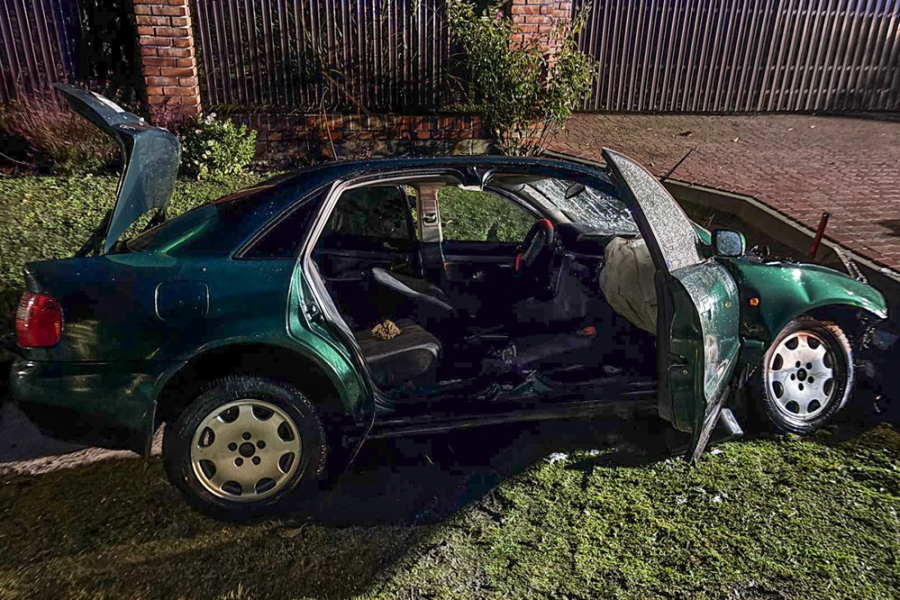 Załuże: Kierowca Audi uderzył w betonowy przepust. Nieprzytomny trafił do szpitala [ZDJĘCIA]