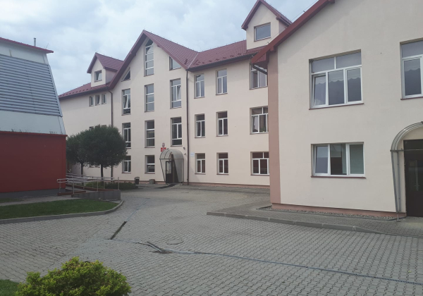 W poniedziałki zakaz korzystania z telefonów. Nowe zasady w Szkole Podstawowej w Starym Dzikowie