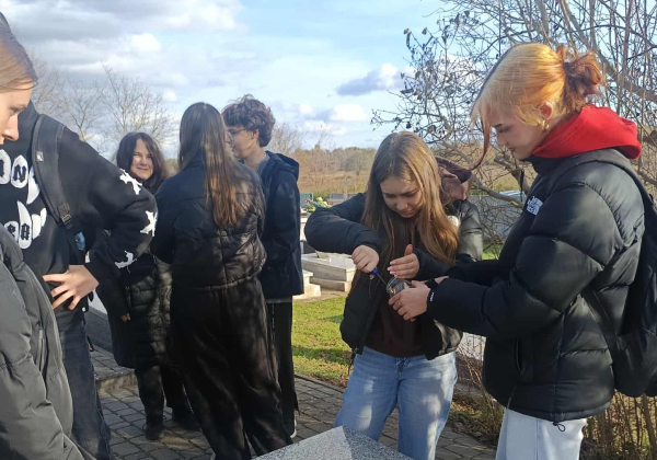 Szacunek i pamięć. Uczniowie LO w Lubaczowie upamiętnili zmarłych nauczycieli