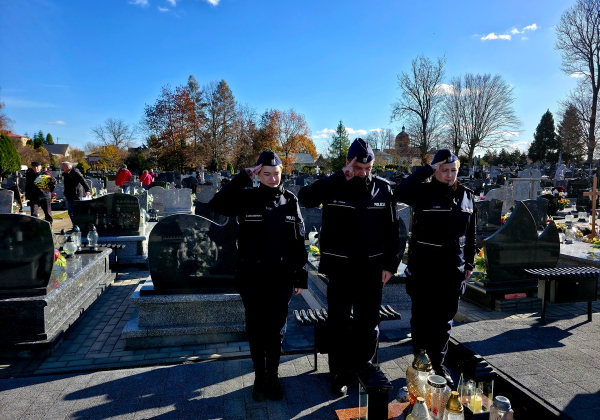 Policjanci z Lubaczowa uczcili pamięć zmarłych kolegów [ZDJĘCIA]