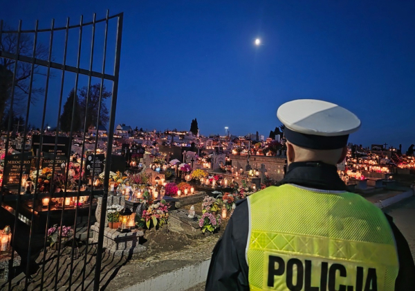 Więcej policjantów na drogach i przy cmentarzach. Trwa akcja „Wszystkich Świętych” [FOTO]