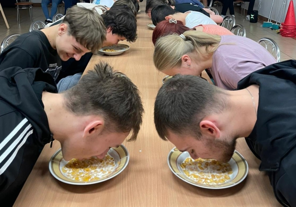 Otrzęsiny w internacie ZS w Lubaczowie. Tradycyjna zabawa i przyjęcie nowych osób [FOTO]