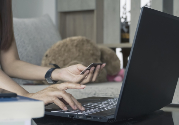 Fala internetowych wyłudzeń w powiecie lubaczowskim. Policja apeluje o ostrożność