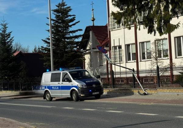 Policyjny pościg w Lubaczowie. 22-latek staranował ogrodzenie i uszkodził znaki
