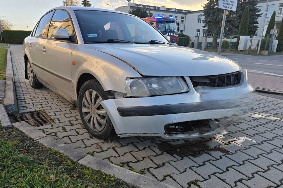 19-latek uderzył w forda i poszedł na komendę zgłosić "niewinność". Był pijany