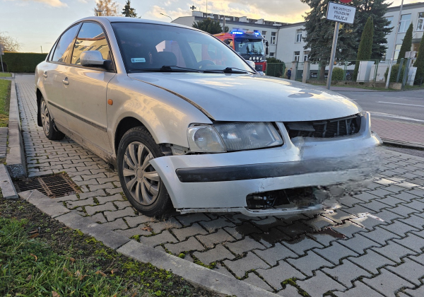19-latek uderzył w forda i poszedł na komendę zgłosić "niewinność". Był pijany