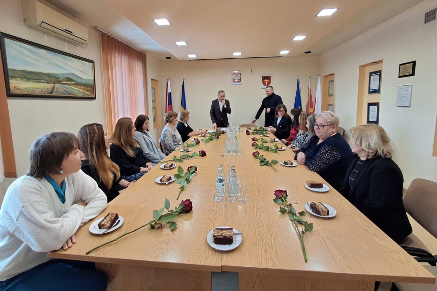 Symboliczne róże i podziękowania. Wójt Gminy Lubaczów uhonorował pracowników pomocy społecznej