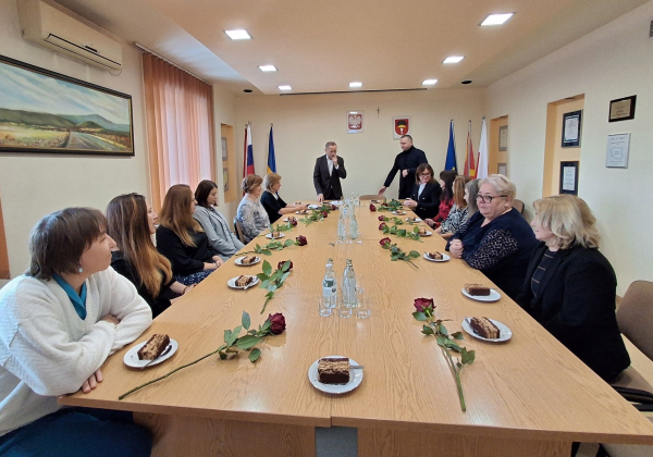 Symboliczne róże i podziękowania. Wójt Gminy Lubaczów uhonorował pracowników pomocy społecznej