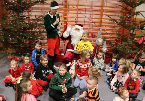 Święty Mikołaj zawitał do Oleszyc. Dobra zabawa i atrakcje dla dzieci [ZDJĘCIA]