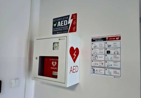 Nowy defibrylator w lubaczowskiej komendzie. Sprzęt może uratować życie