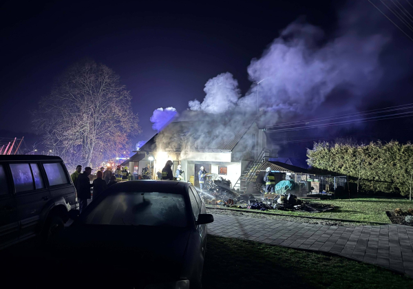 Pożar budynku mieszkalno-gospodarczego w Narolu. Na miejscu pięć zastępów strażaków