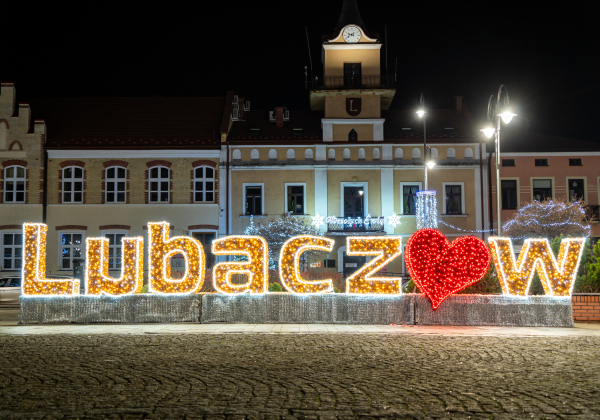 Rynek w Lubaczowie w świątecznym wydaniu. Świetlne dekoracje robią wrażenie! [FOTO]