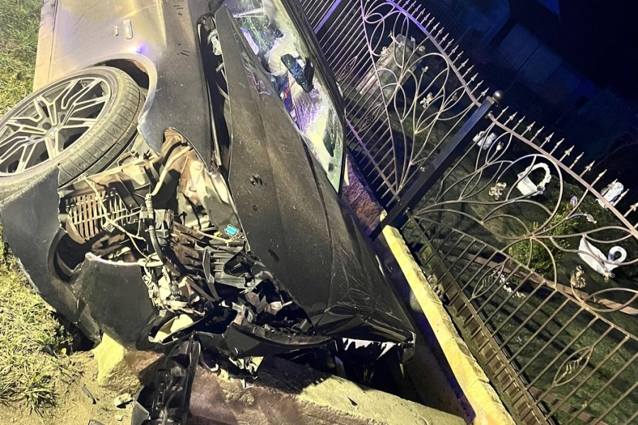 Zalesie: Kierowca BMW zasnął za kierownicą i uderzył w mostek