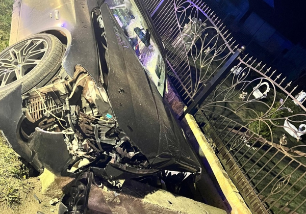 Zalesie: Kierowca BMW zasnął za kierownicą i uderzył w mostek