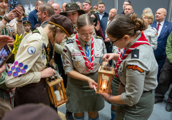 Budomierz: Betlejemskie Światełko Pokoju trafiło na Ukrainę [NASZA FOTORELACJA]