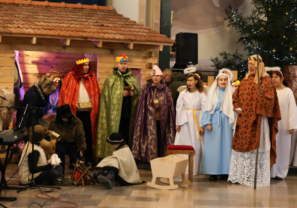 Kolędy i jasełka w konkatedrze. Wigilia dla potrzebujących w Lubaczowie [ZOBACZ ZDJĘCIA]