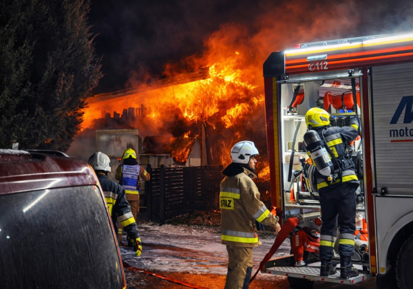 Pożar budynku gospodarczego w Narolu. Strażacy ocalili sąsiednie domy
