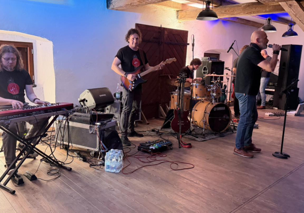 Rockowe brzmienia w odnowionym Spichlerzu Dworskim w Nowym Siole