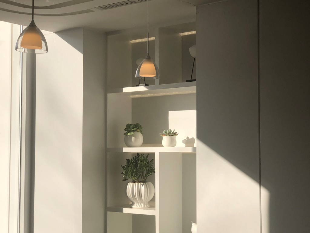 Czy szafy PAX trzeba przykręcać do ściany? Jak stabilność konstrukcji wpływa na trwałość mebli