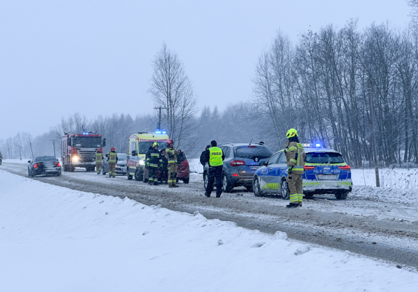 Trudne warunki na drogach. Zderzenie dwóch aut w Futorach [ZDJĘCIA]