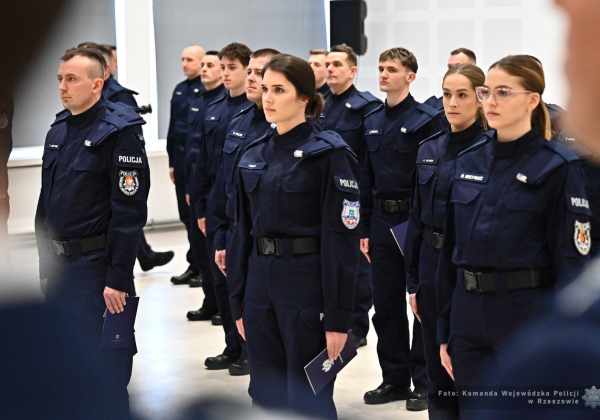 Nowi policjanci złożyli ślubowanie. 28 funkcjonariuszy zasiliło podkarpacki garnizon [ZDJĘCIA]