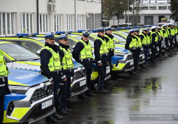 Nowe radiowozy dla podkarpackiej Policji. Jedna Toyota trafi do Lubaczowa [ZDJĘCIA]