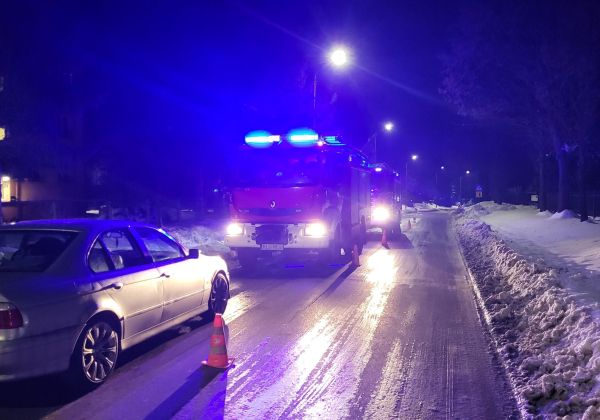 Wypadek, pożar sadzy i pomoc kobiecie. Pracowity wieczór strażaków z Oleszyc
