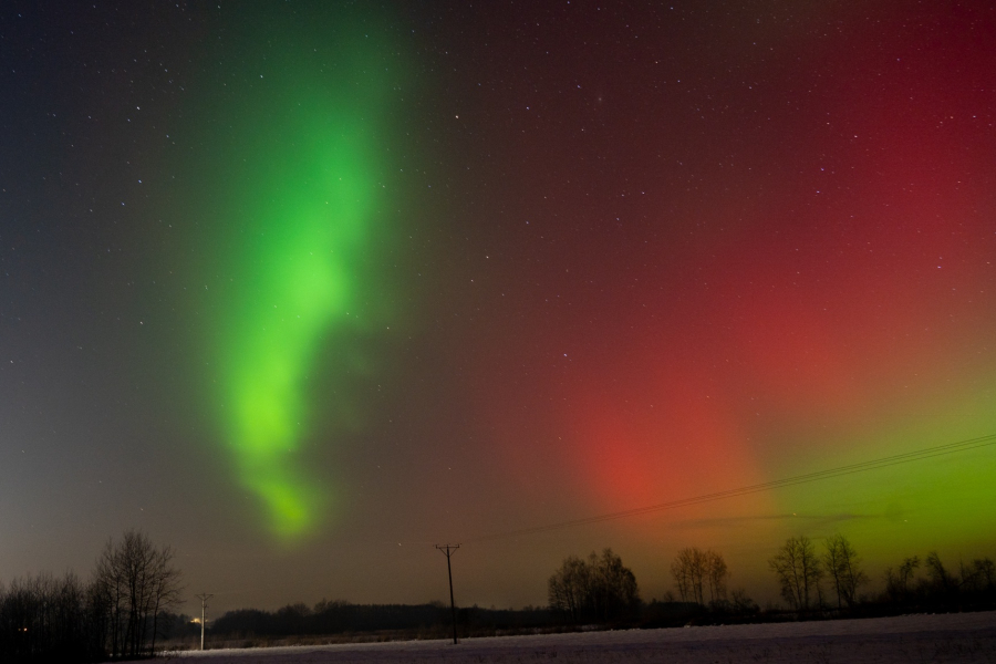 Niezwykłe zjawisko nad regionem. Zorza polarna rozświetliła nocne niebo [ZDJĘCIA]