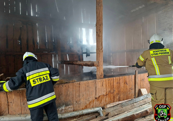 Pożar stodoły w Cewkowie. W akcji 5 zastępów strażaków [ZDJĘCIA]