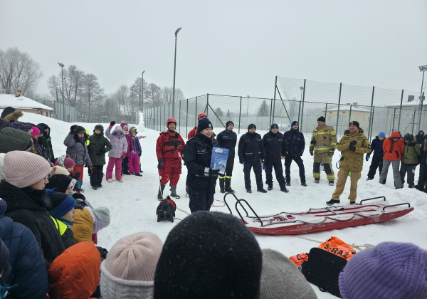 Jak bezpiecznie spędzić zimę? Policjanci i strażacy uczyli dzieci w Horyńcu-Zdroju
