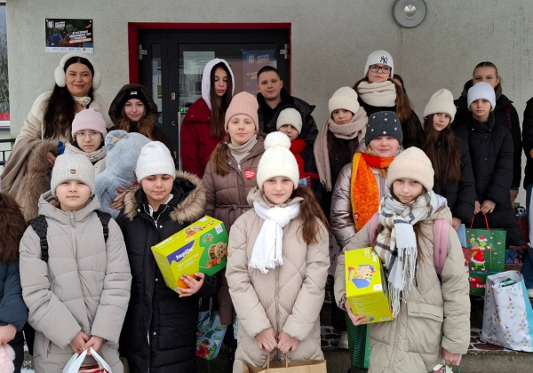 „Paczuszka dla Maluszka”. Uczniowie z Lubaczowa z wizytą w Domu Dziecka w Nowej Grobli