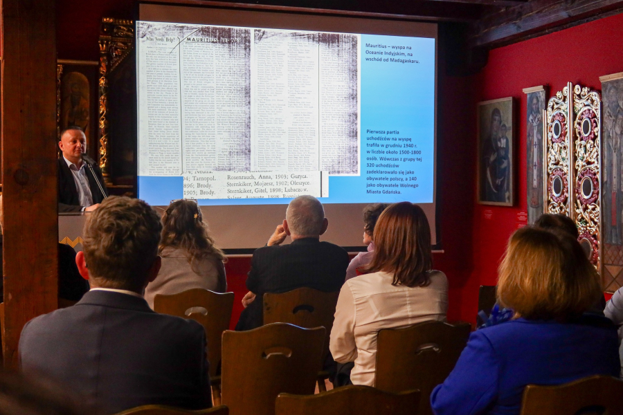 Listy i dokumenty sprzed dekad odkryte w Lubaczowie. Muzeum pokazuje efekty prac