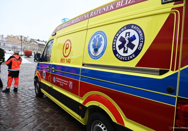 Ratownicy medyczni z Lubaczowa otrzymali nową karetkę [ZDJĘCIA]