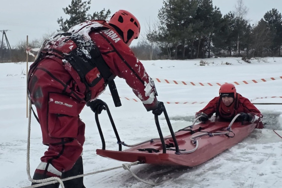 Bezpiecznie na lodzie. Strażacy z Lubaczowa szkolą i edukują przed feriami