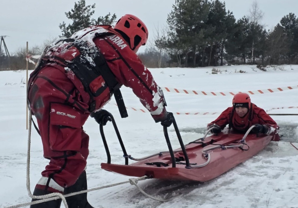 Bezpiecznie na lodzie. Strażacy z Lubaczowa szkolą i edukują przed feriami