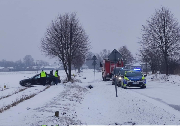 Dachowanie w Uszkowcach. Samochód bez tablic, kierowcy nie było na miejscu [ZDJĘCIA]