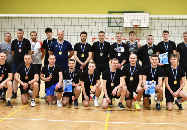 Panie i panowie na parkiecie. Za nami Gminny Turniej Siatkówki w Wielkich Oczach