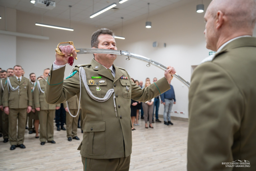 Uroczyste pożegnanie w komendzie BiOSG. Funkcjonariusze odchodzą na emeryturę [FOTO]