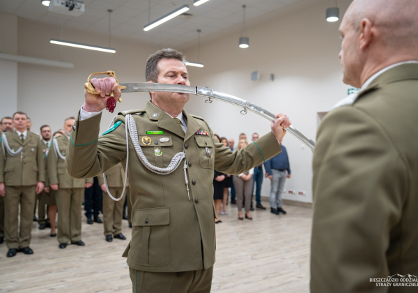 Uroczyste pożegnanie w komendzie BiOSG. Funkcjonariusze odchodzą na emeryturę [FOTO]