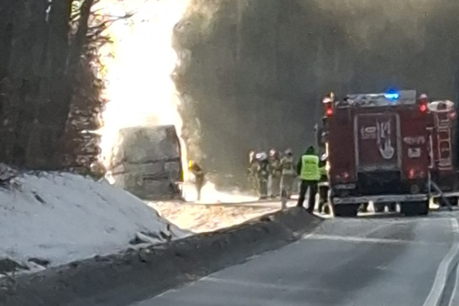 Pożar samochodu ciężarowego na drodze w kierunku Sieniawy