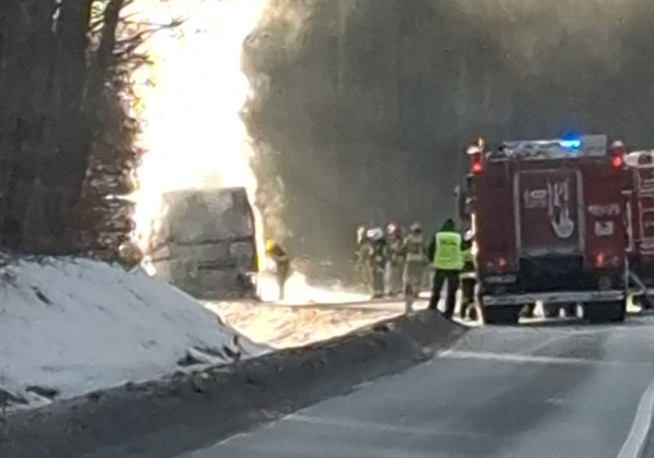 Pożar samochodu ciężarowego na drodze w kierunku Sieniawy